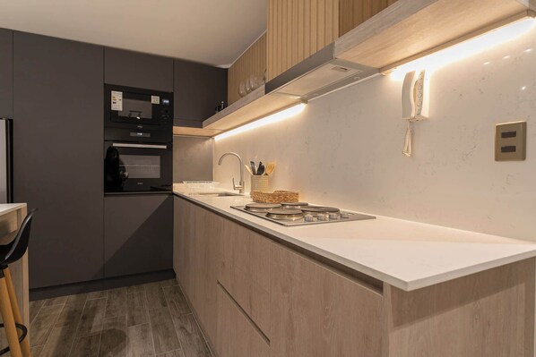 冷蔵庫、電子レンジ��、オーブン、コンロ