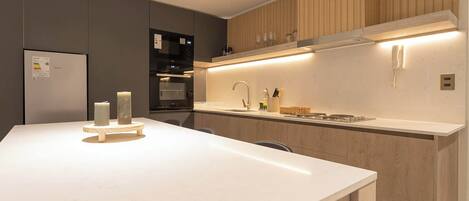 ثلاجة، ميكروويف، فرن، موقد طهي مسطح