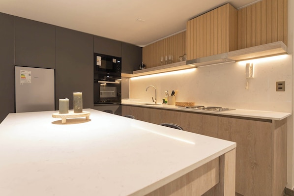 Refrigerador, microondas, horno y parrilla de estufa 