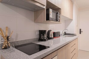 Jääkaappi, mikroaaltouuni, uuni, liesi