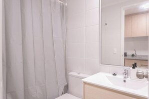 Suihku, hiustenkuivaaja, pyyhkeet