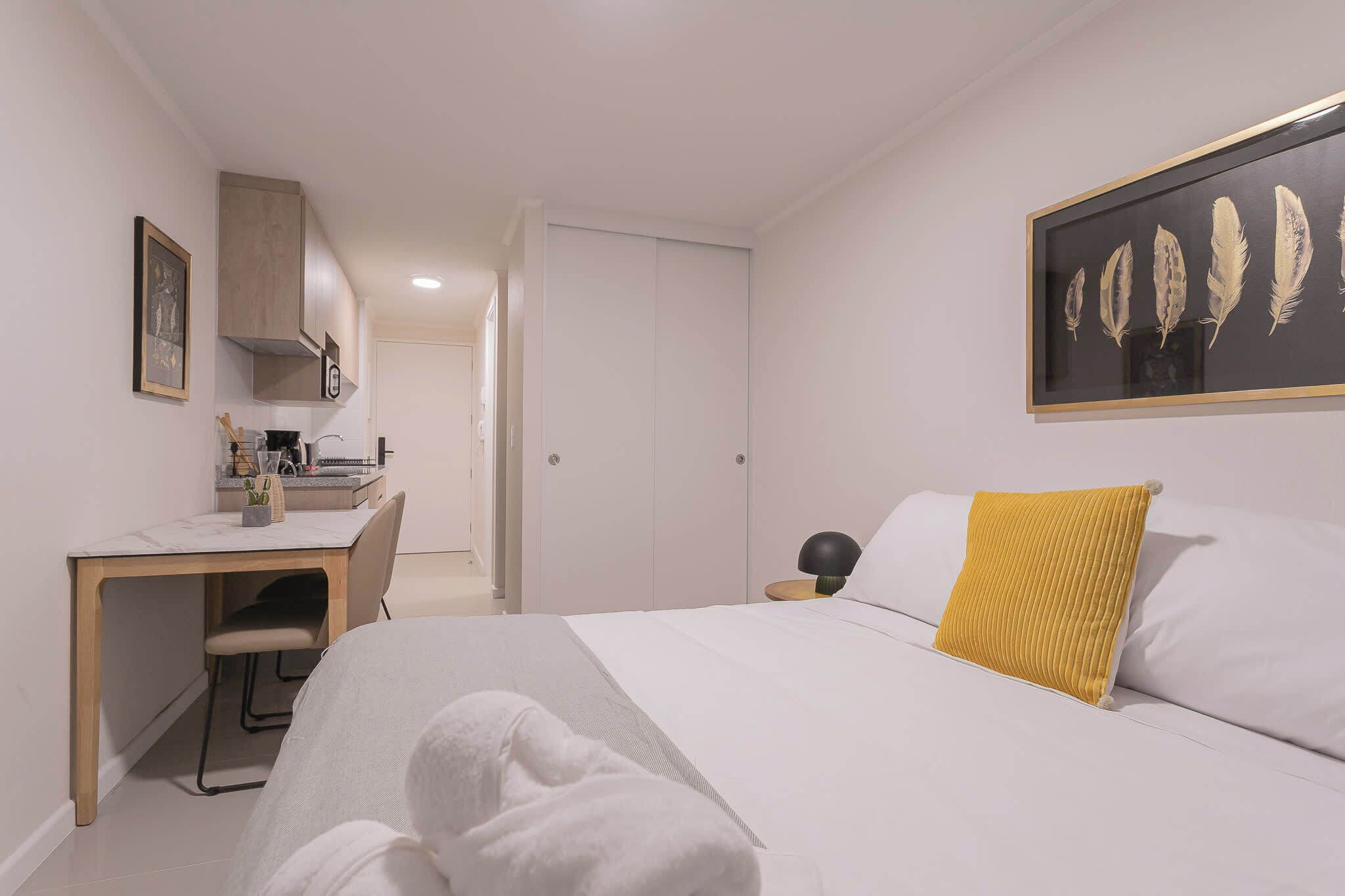 Tabla de planchar con plancha, wifi y ropa de cama 