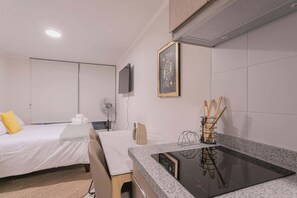 Silitysrauta/-lauta, Wi-Fi, vuodevaatteet