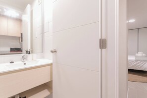 Suihku, hiustenkuivaaja, pyyhkeet