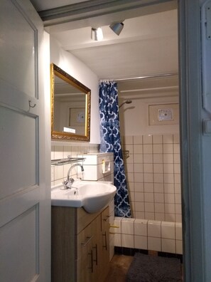 Dusche, Haartrockner, Handtücher, Seife