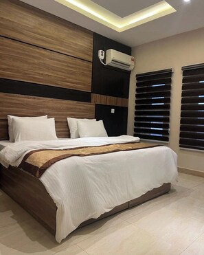 Deluxe Room, Balcony, City View | Desk, laptop workspace, free WiFi - Swiss Pyramid Suites (Abuja)