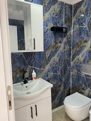 Economy Double Room | Bathroom | Hair dryer, towels, soap, shampoo