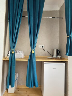 Economy-Zweibettzimmer | Laptopgeeigneter Arbeitsplatz, kostenloses WLAN