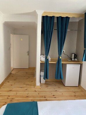Economy-Zweibettzimmer | Laptopgeeigneter Arbeitsplatz, kostenloses WLAN