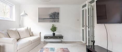 Apartment | Living area | TV