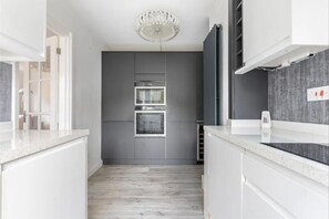 Appartement | Privékeuken | Een koelkast, een magnetron, een oven, een kookplaat