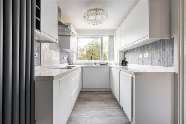 Apartment | Private kitchen | Fridge, microwave, oven, stovetop - Spacious 1 bed Apartment With Parking & Balcony! (Bromley)