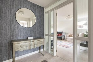 Apartment | Interior - Spacious 1 bed Apartment With Parking & Balcony! (Bromley)