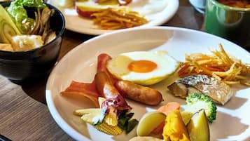 Daily buffet breakfast (JPY 1870 per person)