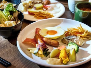 Daily buffet breakfast (JPY 1870 per person)