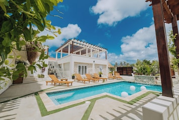 Welcome to EVA, where Aruba’s natural beauty meets luxurious design.