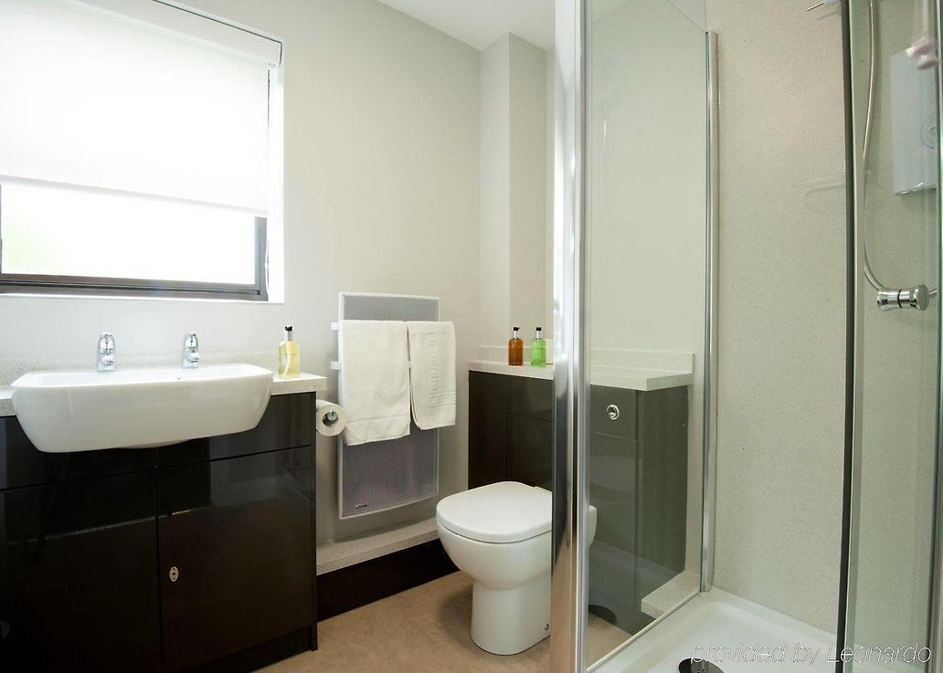 Chuveiro, secador de cabelo, toalhas de banho, sabonete