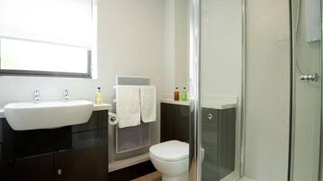 Ducha, secador de pelo, toallas y jabón