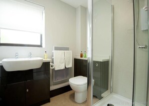 淋浴設備、風筒、提供毛巾、番梘