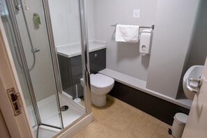 家庭客房 | 浴室 | 淋浴設備、風筒、提供毛巾、番梘