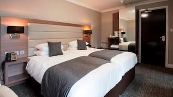 Habitación Confort con 2 camas individuales | Ropa de cama de alta calidad y escritorio