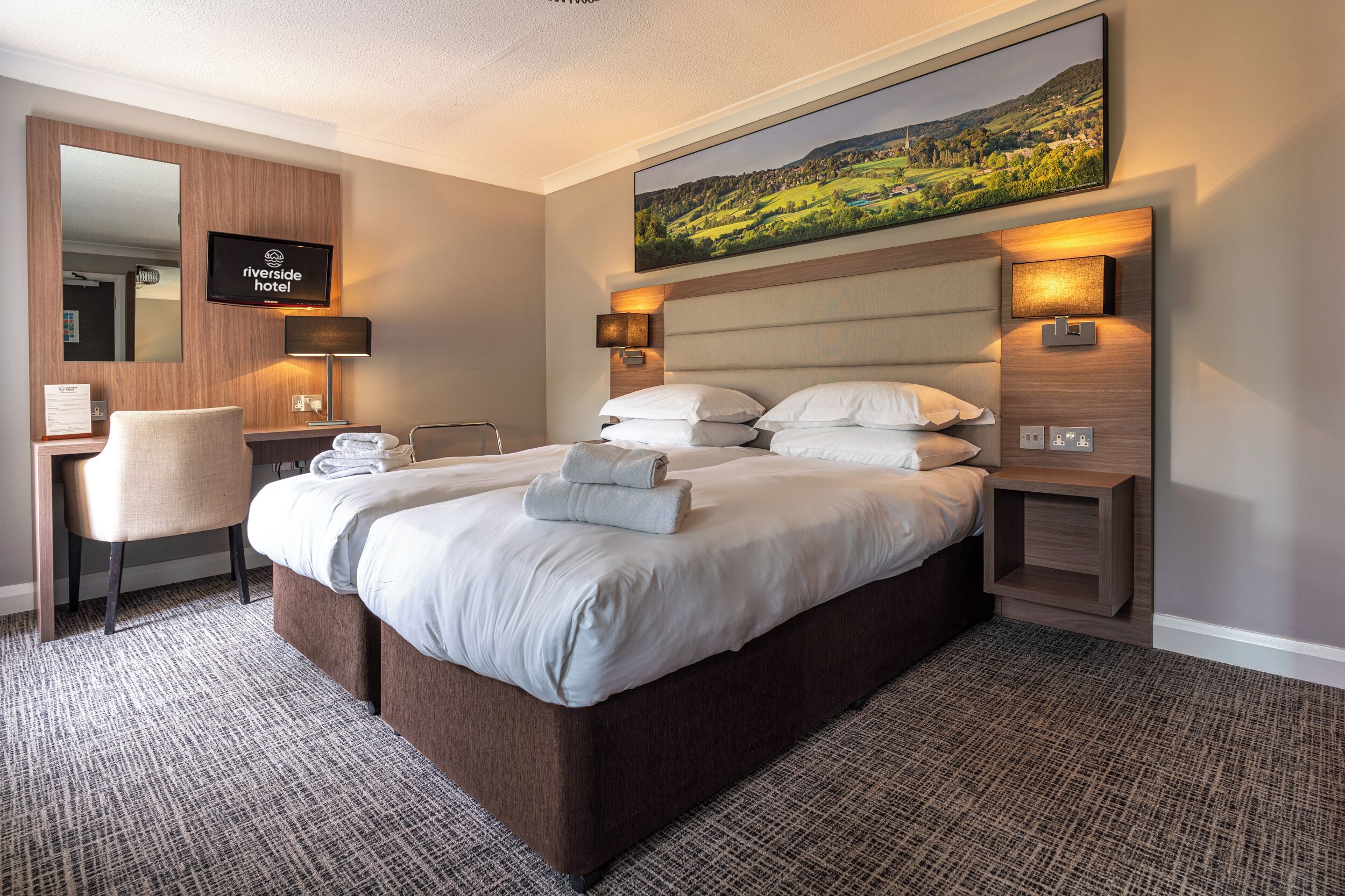 Phòng 2 giường đơn tiện nghi đơn giản | Bộ đồ giường cao cấp, bàn, khu vực làm việc phù hợp cho laptop 