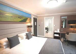 Premium bedding, desk, laptop workspace, free WiFi - Riverside Hotel (Cirencester)