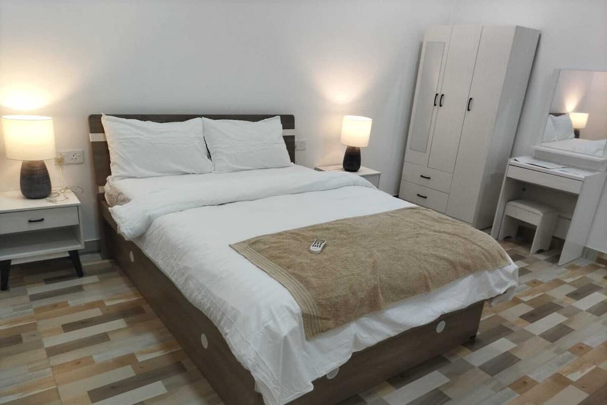 In-room safe, soundproofing, iron/ironing board, free WiFi