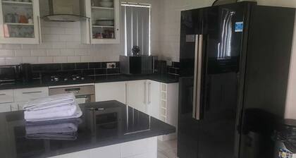 4-bedroom Perfect Home for Medics, Fans & Tourists!