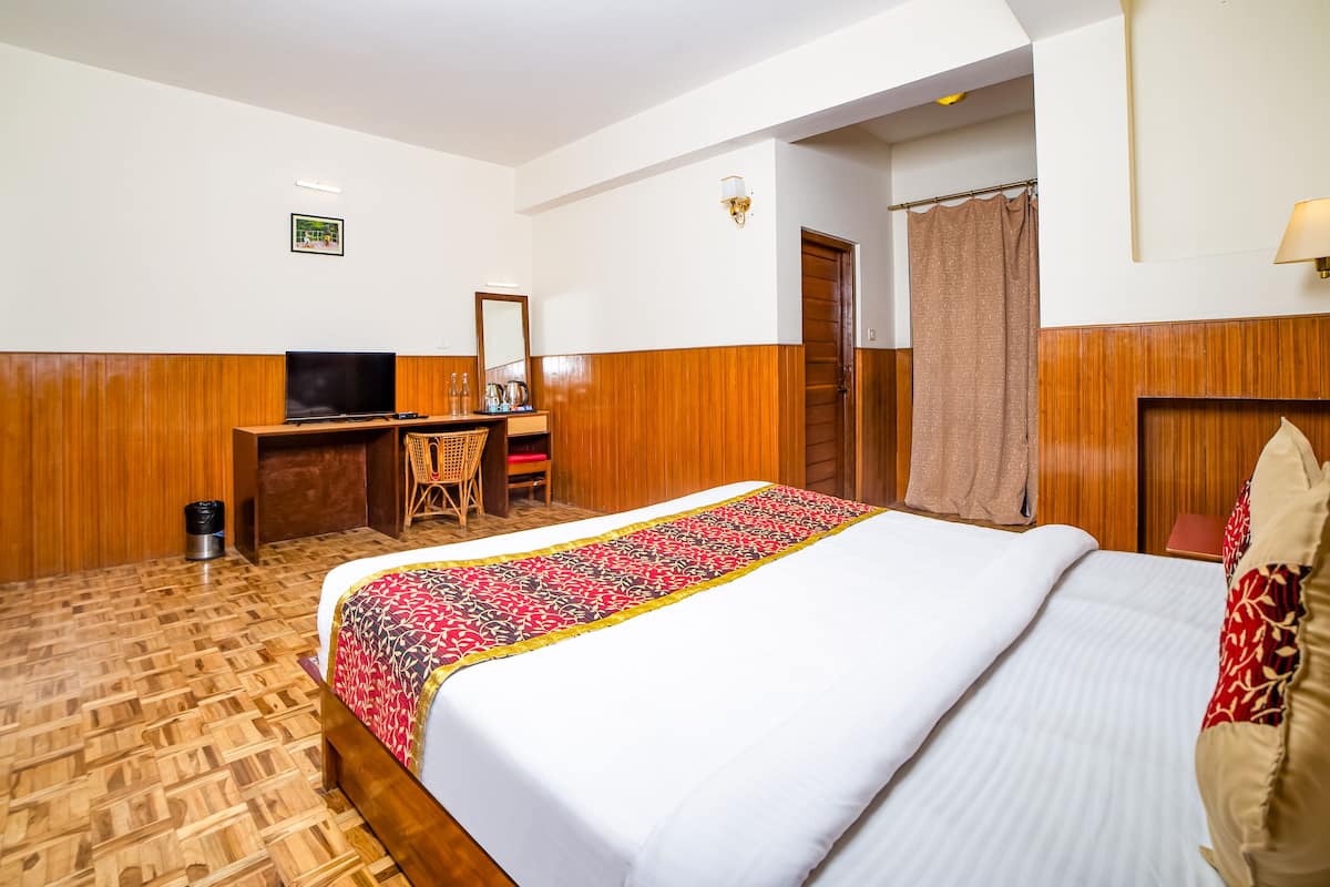 Deluxe Room | Hypo-allergenic bedding, soundproofing, free WiFi, bed sheets