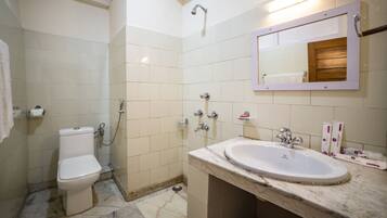 Superior Double Room | Bathroom | Shower, rainfall showerhead, free toiletries, slippers