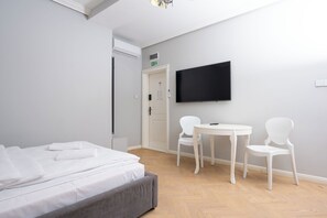 Studio, Balcony