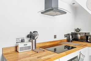 Kjøleskap, mikrobølgeovn, ovn og oppvaskmaskin