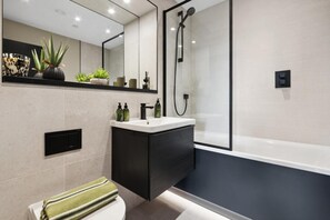 Appartement | Salle de bain | Douche, séchoir à cheveux, serviettes fournies
