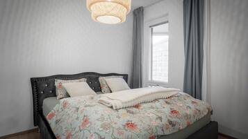 1 bedroom, desk, iron/ironing board, WiFi