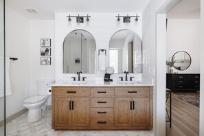 Douche, sèche-cheveux, serviettes fournies