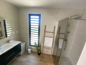 Ducha, secador de pelo, toallas
