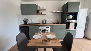 Kühlschrank, Mikrowelle, Ofen, Herdplatte