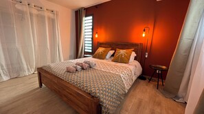 3 bedrooms, iron/ironing board, internet, bed sheets