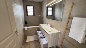 Hair dryer, towels - Longanea Residence Entière (Saint Pierre)