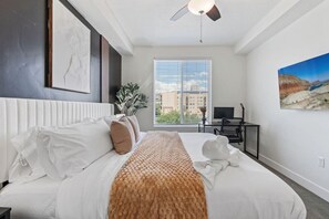 1 dormitorio, escritorio, tabla de planchar con plancha y wifi