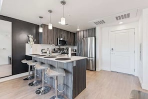 Geladeira, micro-ondas, fogão, cooktop