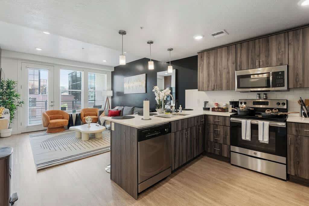 Køleskab, mikrobølgeovn, ovn, kogeplade