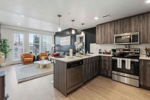 冷蔵庫、電子レンジ、オーブン、コンロ