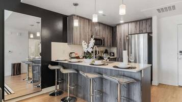 Refrigerador, microondas, horno y parrilla de estufa