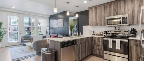 Kühlschrank, Mikrowelle, Ofen, Herdplatte