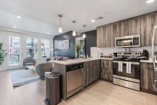 冷蔵庫、電子レンジ、オーブン、コンロ