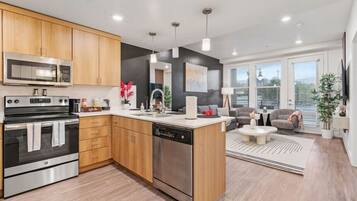 Geladeira, micro-ondas, fogão, cooktop