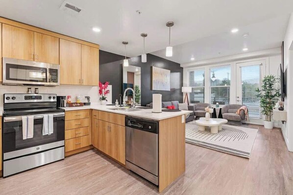 Fridge, microwave, oven, stovetop - 1BR Escape w/ Gym, Walk to Temple Square (Salt Lake City)