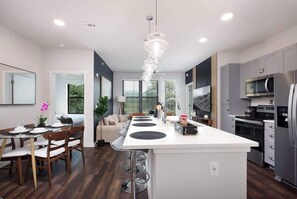 Fridge, microwave, oven, stovetop - Cozy 2BR-Best NYE Firewrks View!Near Twrs of Amrca (San Antonio)